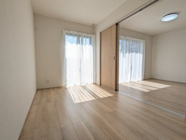 ひたちなか市平磯町5567番の洋室|リビング隣の洋室は、来客用やお子様との遊ぶスペースにぴったりです