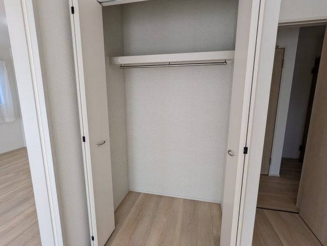 ひたちなか市平磯町5567番の収納|リビング横洋室にもしっかりとした収納があり、すっきりお部屋をお使いいただけます。