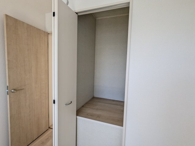 ひたちなか市平磯町5567番の収納|クローゼット内にキャストなどを置いていただき、スペースの有効活用を！