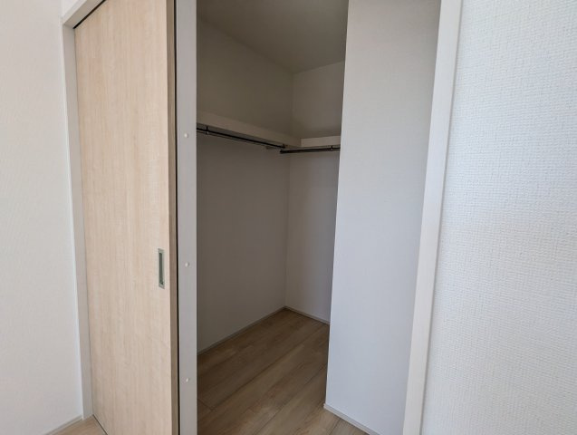 ひたちなか市平磯町5567番の収納|ウォークインクローゼットには衣類だけでなく、趣味のグッズもたっぷり収納できます