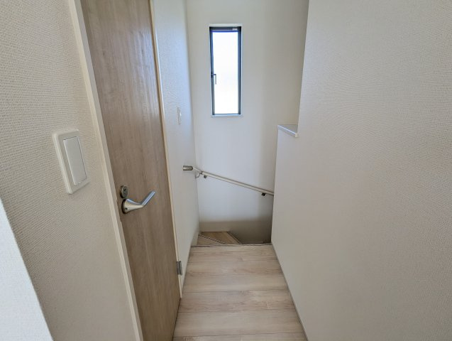 ひたちなか市平磯町5567番の内装|窓付きの階段は明るく、手すり付きで小さなお子様でも安心です