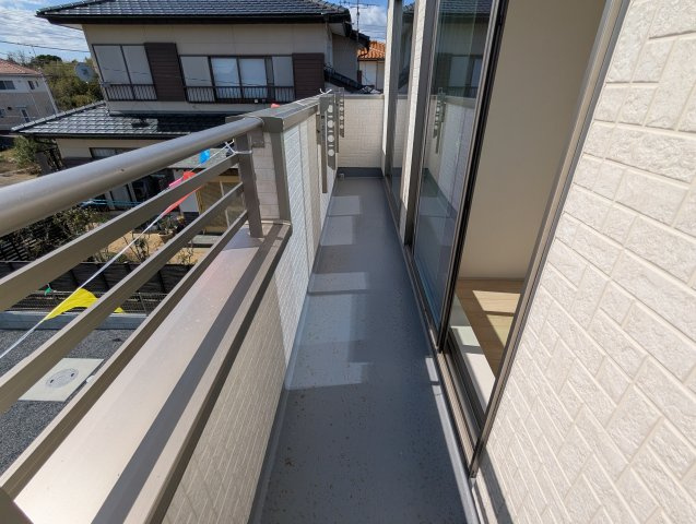 ひたちなか市平磯町5567番のバルコニー|バルコニーで見る景色は眺めが良く晴れた日はたくさんの洗濯を干すことが出来ます。
