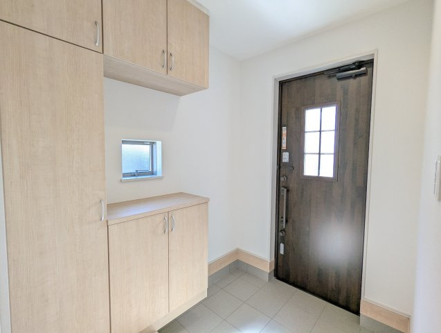 ひたちなか市平磯町5567番の玄関|玄関です。白を基調とした明るい玄関～玄関丁度いいシューズボックス～！家族全員の靴がしまえて玄関周りも常にスッキリ～整理整頓出来ます～