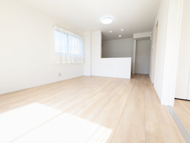 ひたちなか市平磯町5567番の居間・リビング|リビングです。明るいリビングで居心地が良くご家族皆で寛げる憩いの場。家族のコミュニケーションが欠かせない場になります～♪家族円満の空間を～