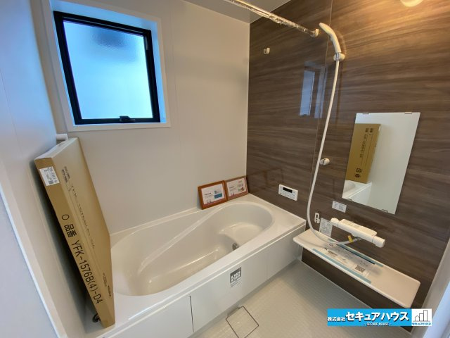 【完成】知多市梅が丘1丁目の浴室|【浴室】
◆アクセントパネルで落ち着きのある雰囲気を演出します。毎日の疲れを癒やすバスタイムをお楽しみ下さい！
◆窓付きで、カビの繁殖を抑える効果があります。