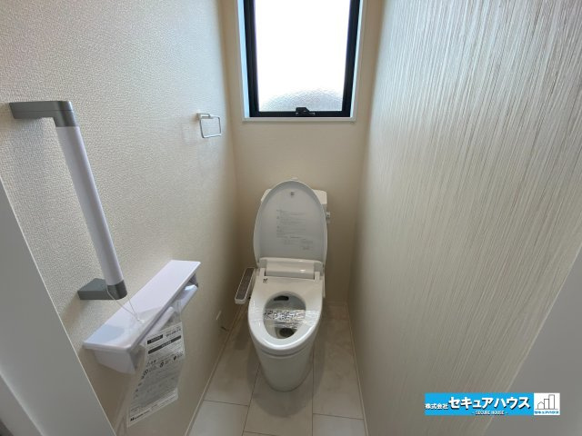 【完成】知多市梅が丘1丁目のトイレ|【高機能トイレ】
◆高機能トイレの多くは便器のフタの開閉が自動であり、使用後に手動で水を流す面倒もなく非常に便利です。スタイリッシュな見た目で、お掃除しやすく、節水効果が高いです。
