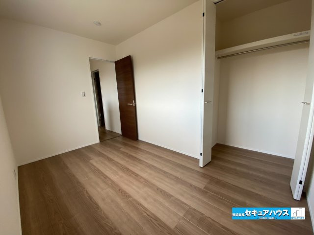 【完成】知多市梅が丘1丁目の洋室|【洋室】
◆広々とした居住空間は日々の暮らしを彩り、心のやすらぎと満足感を与えてくれます。通風と採光を考慮した設計は子供たちはのびのび育ち、家族でくつろぎと団らんを生み出します。
