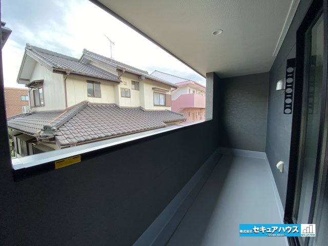 【完成】知多市梅が丘1丁目のその他|【バルコニー】
◆見晴らしもよく、太陽の温かな温もりをめいっぱい受け止めてくれます。
太陽の光と爽やかな風を受けたお洗濯物はあっという間に乾き、取りこむ時には太陽の匂いを感じられそうですね。　
