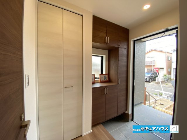 【完成】知多市梅が丘1丁目のその他|【玄関】
◆お家に出会う人々を迎える玄関だからこそ、広々清潔感あふれる空間にしたいものです。採光・通風にも配慮された設計で毎日明るい空間をキープします♪