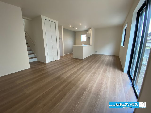 【完成】知多市梅が丘1丁目の居間・リビング|【LDK】
◆通学から帰宅し、リビングルームで会話を楽しむ子ども達。リビングから臨む景色は太陽色に染まり、解放感溢れゆったりとしたひと時を過ごすことが出来る素敵な空間です。