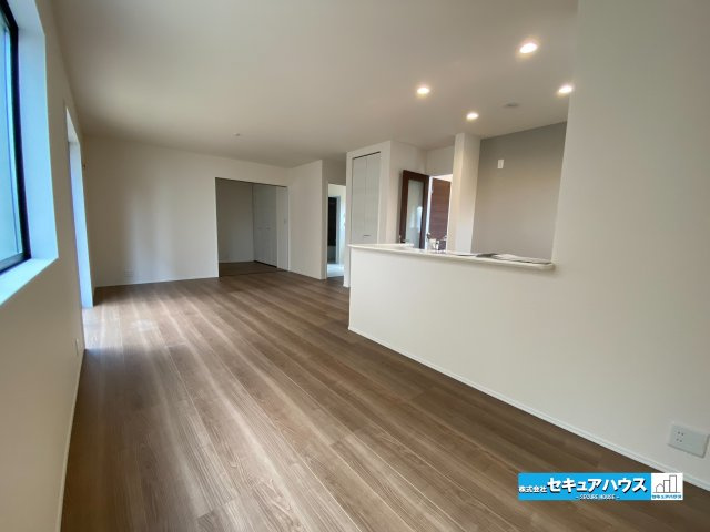 【完成】知多市梅が丘1丁目の居間・リビング|【LDK】
◆日当たりが良く温かい広々リビングは家族の団らんスペースになります。