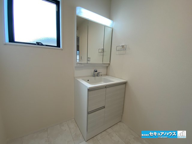 【完成】知多市梅が丘1丁目の独立洗面台|【洗面台】
◆鏡の裏にはたっぷりと収納スペースを標準装備！
◆電源を付属しているのでドライヤーなど利用できます。