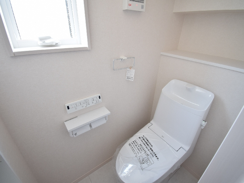 新築　高崎市石原町8区画　2号棟のトイレ|現地写真　白を基調としたさわやかなトイレは汚れがつきにくくお手入れもしやすいのが特徴♪