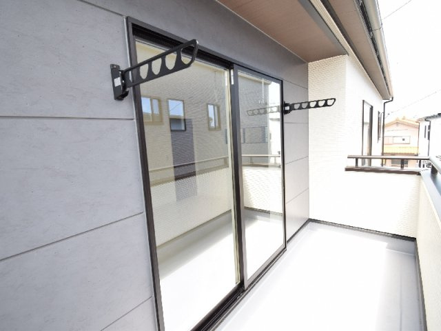 新築　高崎市石原町8区画　2号棟のバルコニー|現地写真　日当たりの良いバルコニーはお洗濯物もよく乾きそうです◎