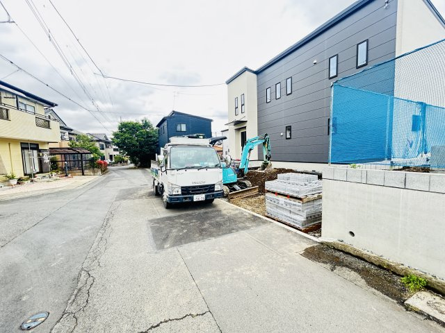 新築　高崎市石原町8区画　2号棟の前面道路含む現地写真|　北側接道幅員約6ｍ