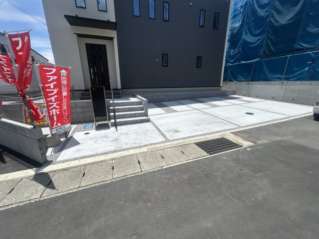 新築　高崎市石原町8区画　2号棟の駐車場|現地写真　駐車スペースは建物北側に3台分可能です！