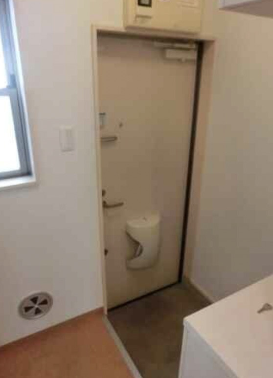 春日壱番館の玄関