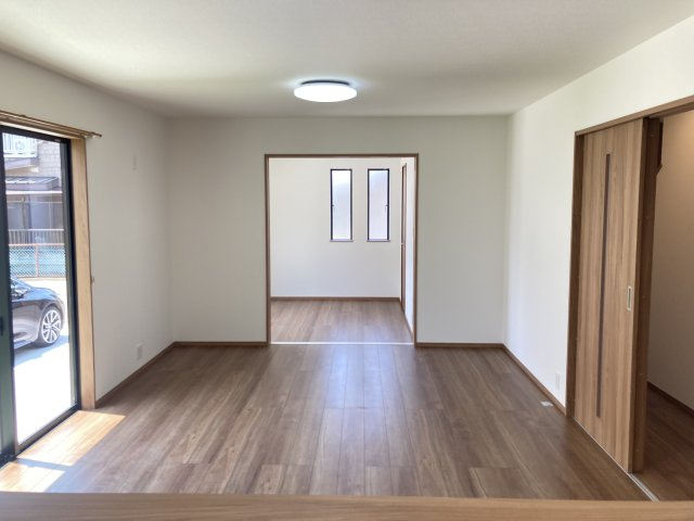 ハートフルタウン渋川市石原348番　C号棟の居間・リビング|カウンターキッチンなのでお料理をしながら会話もできます。
夕食の支度をしながら、お子様の様子も見られて自然と会話も増えますよ♪