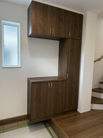 ハートフルタウン渋川市石原348番　C号棟の玄関|玄関収納もたっぷりついています。