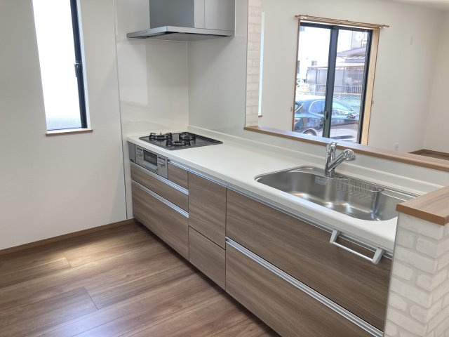 ハートフルタウン渋川市石原348番　C号棟のキッチン|人気のカウンターキッチン採用です☆
コンロも３口ご用意しています！調理スペースも広くストレスなくお料理できます。
浄水器つきなので美味しいお水も飲めますよ♪