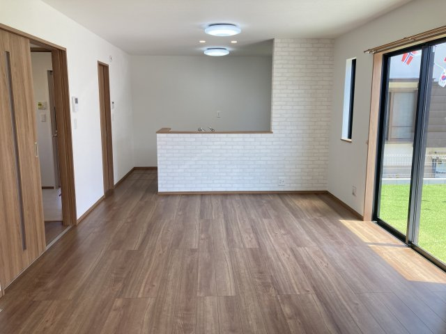 ハートフルタウン渋川市石原348番　C号棟の居間・リビング|ゆったり過ごせる17.25帖のリビングです♪人気の対面式キッチンを配した空間はお好みの家具も合わせやすく、家族がくつろぐ快適な空間造りをサポート。窓からは明るい陽光が差し込みます。