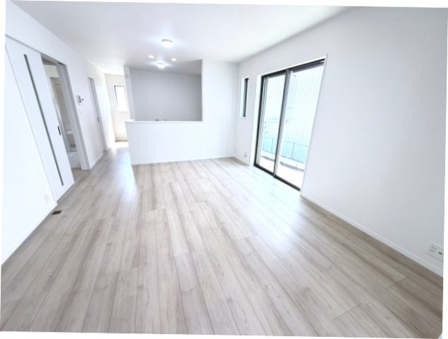 ハートフルタウン渋川市石原348番　C号棟のトイレ|1階トイレです。清潔感のある白を基調としています。
温水洗浄・便座暖房機能の付いた快適なトイレです☆