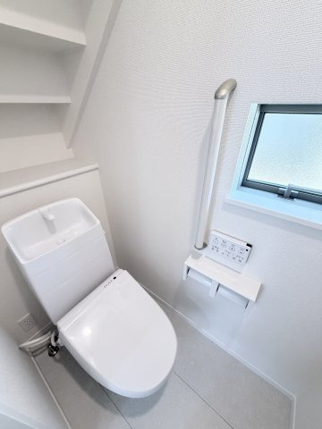 ハートフルタウン渋川市石原348番　C号棟の独立洗面台|シャワー水栓付き洗面台で朝の身支度もバッチリです！
洗面台には収納スペースもあり洗面室もすっきり片付きますよ！