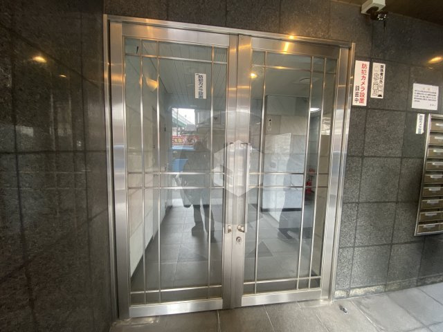 グランドオーク高井田のエントランス