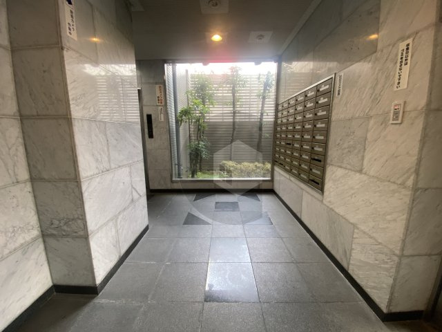 グランドオーク高井田のロビー