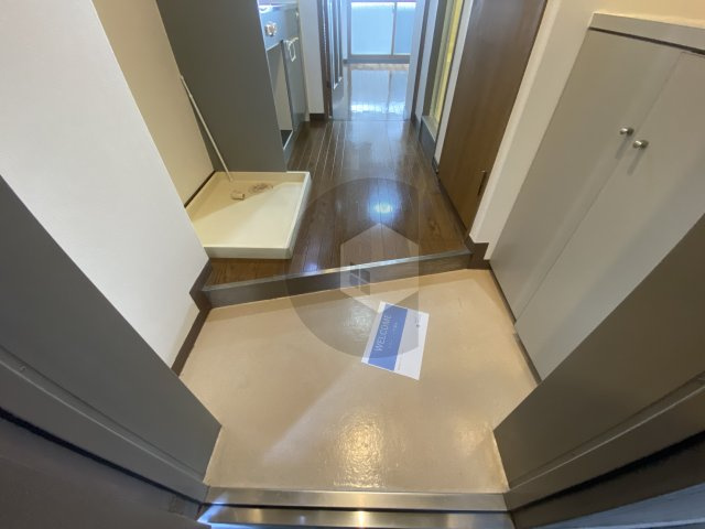 グランドオーク高井田の玄関