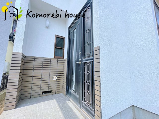 上尾市泉台2丁目　中古一戸建ての玄関|明るい玄関です