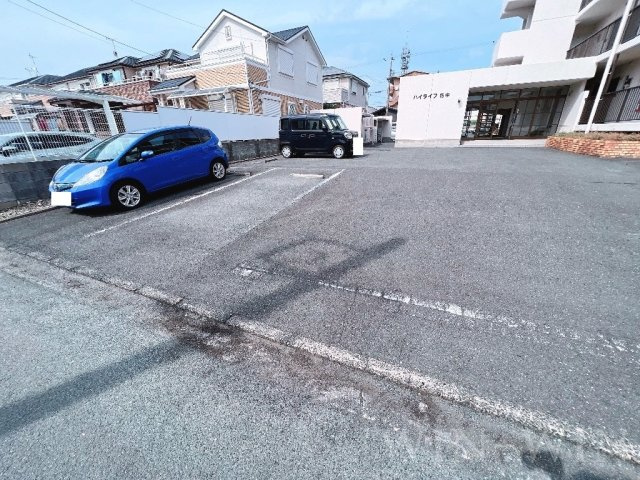 ハイライフ花中の駐車場