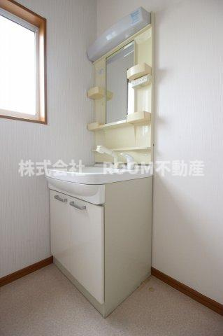 岩元貸家の独立洗面台|独立洗面台あり、毎朝おしゃれに忙しい女性の方におすすめです