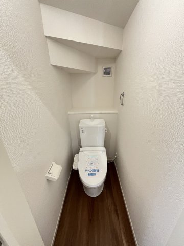 【トイレ】 | 福岡市早良区賀茂2丁目4期　1号棟（全1棟）【仲介手数料無料・0円】 | 施工例。1階のトイレです。施工例は完成時と異なる場合があります。