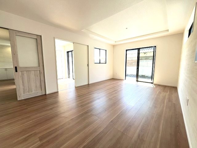 【居間・リビング】 | 福岡市早良区賀茂2丁目4期　1号棟（全1棟）【仲介手数料無料・0円】 | 施工例。施工例は完成時と異なる場合があります。