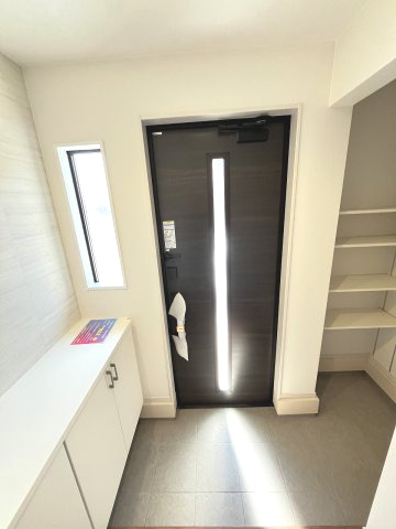 【玄関】 | 福岡市早良区賀茂2丁目4期　1号棟（全1棟）【仲介手数料無料・0円】 | 施工例。施工例は完成時と異なる場合があります。