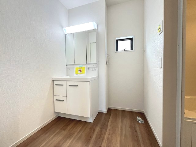 【洗面所】 | 福岡市早良区賀茂2丁目4期　1号棟（全1棟）【仲介手数料無料・0円】 | 施工例。施工例は完成時と異なる場合があります。