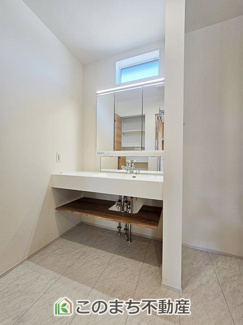 【洗面所】 | ブルーミングガーデン宇都宮市中戸祭1丁目　1号棟 | 同社施工物件の写真です。※建具やフローリング、その他仕様が違う場合がございます。シャンプードレッサーで朝の身支度♪伸びるホースでお掃除も簡単清潔です！