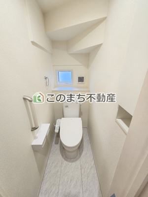 【トイレ】 | ブルーミングガーデン宇都宮市中戸祭1丁目　1号棟 | 小窓から換気ができて清潔なトイレスペース☆