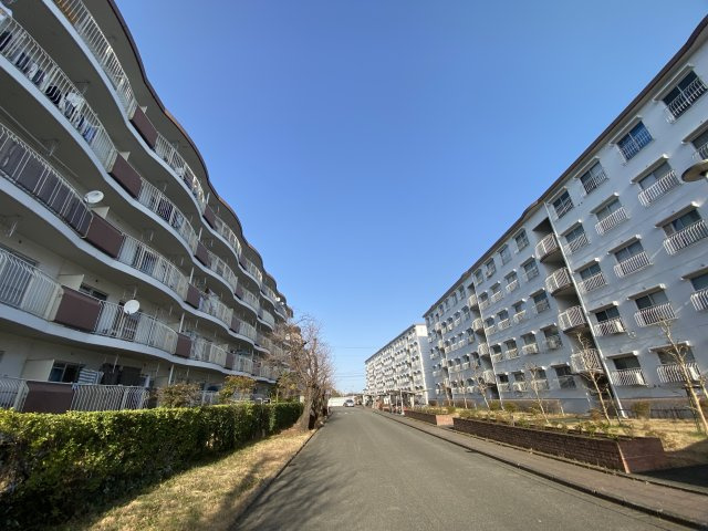 ハイネス入間ガーデニア2号棟のエントランス