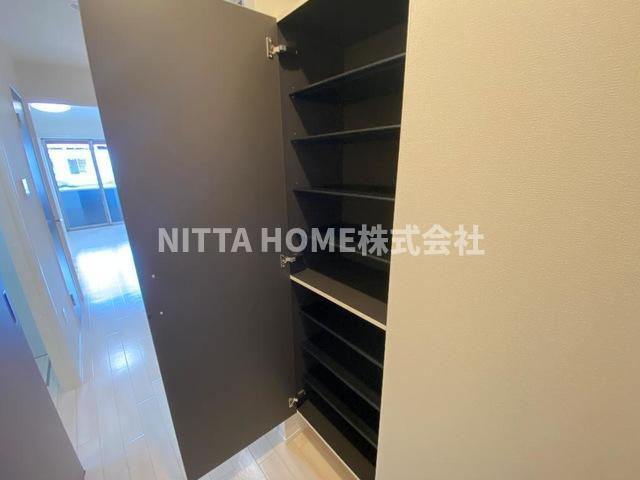 ブランコ　ロサ（Ｂｒａｎｃｏ・Ｒｏｓａ）の玄関|玄関にはシューズボックスを設置◎