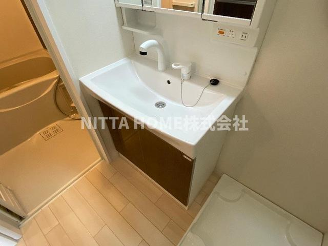 ブランコ　ロサ（Ｂｒａｎｃｏ・Ｒｏｓａ）の洗面所|シャワー付き洗面台＊毎朝の身支度も快適です♪