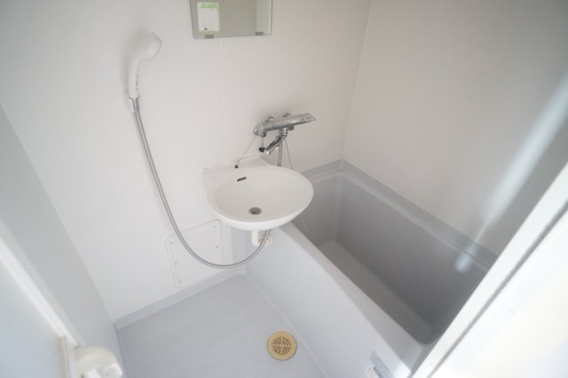 レオパレスオアシスの居間・リビング|2F カーペット仕様　　セコムセキュリティ完備（無料）