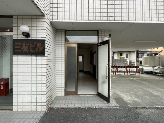 三友ビルのエントランス