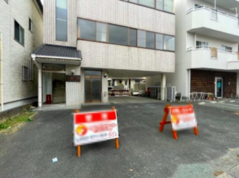 三友ビルの駐車場