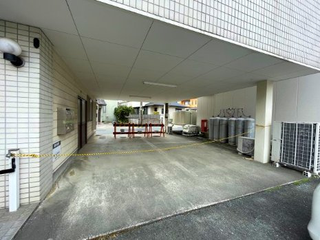 三友ビルの駐車場