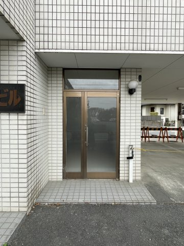 三友ビルの玄関