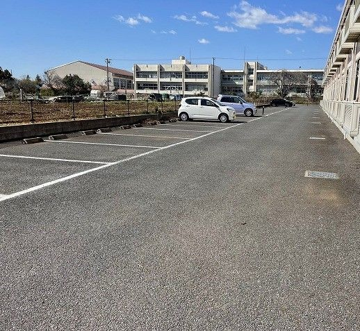 レオパレス旭２の駐車場