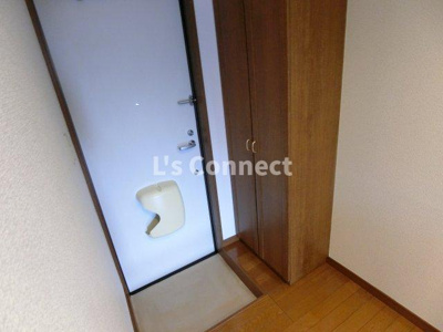 【玄関】 | クレール成田 | 背の高い下駄箱で靴も収納できます。