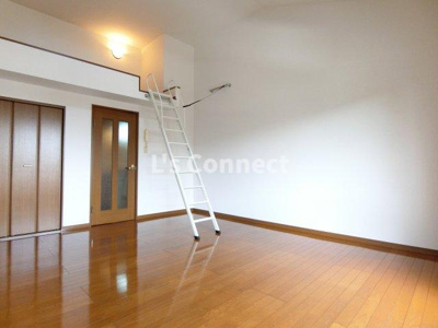 【居間・リビング】 | クレール成田 | ８帖の洋室にロフト付きです。